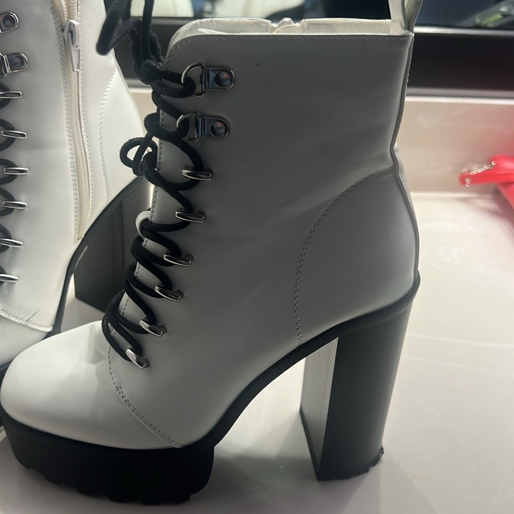 White boot never worn - Picture 3 of 3